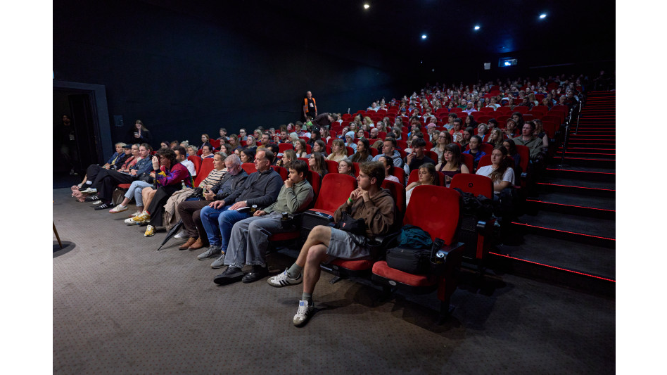 Proud | Pokaz i panel w ramach LOT Kino Letnie: W Stronę Zachodzącego Słońca!