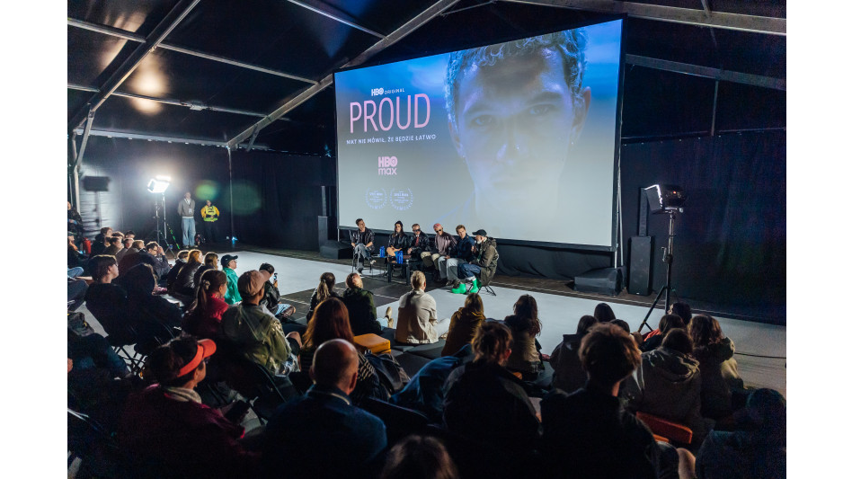 Proud | Pokaz serialu na Openerze